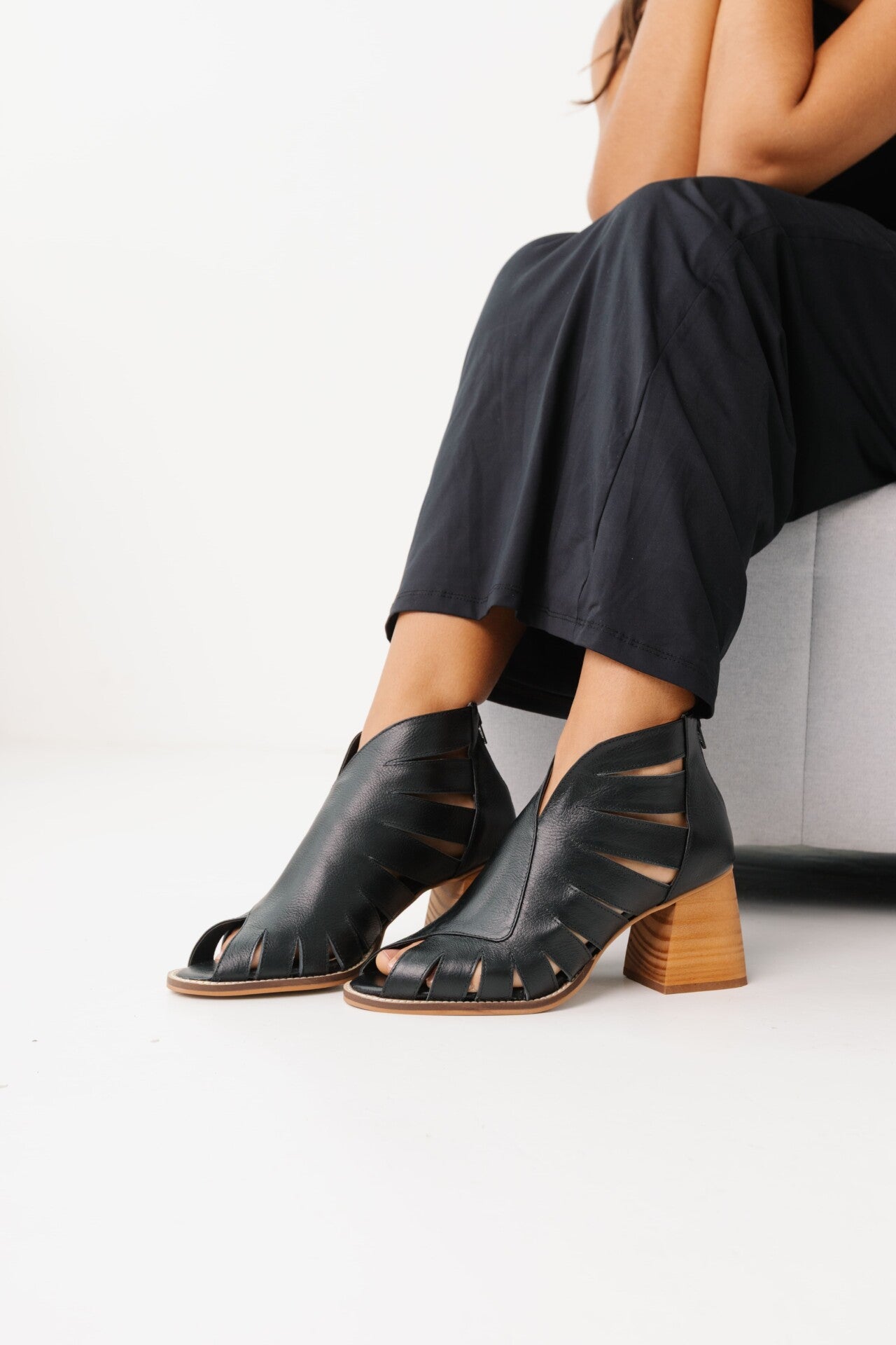 Sandália Salto Feminino em Couro Ambre