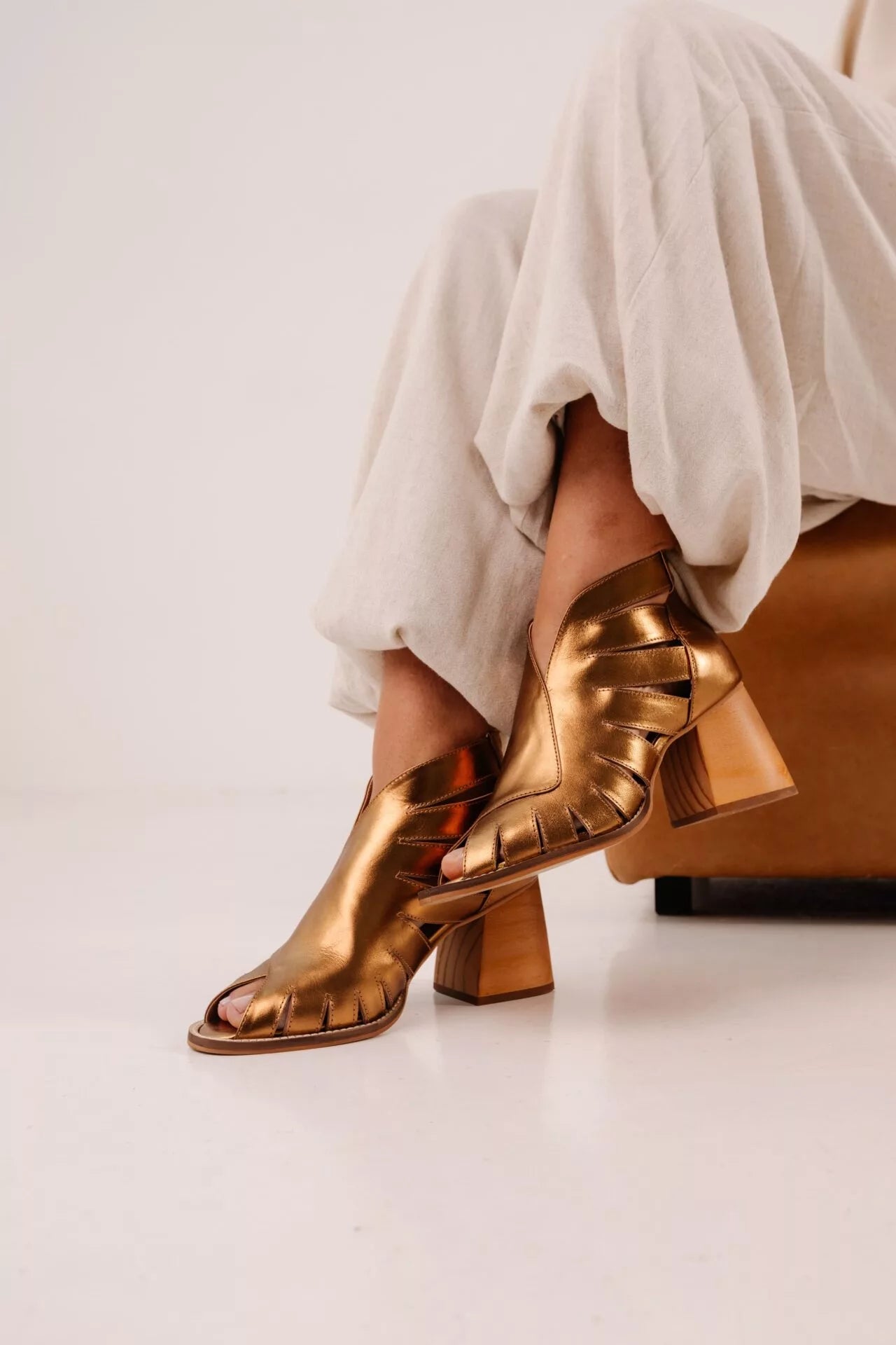 Sandália Salto Feminino em Couro Ambre