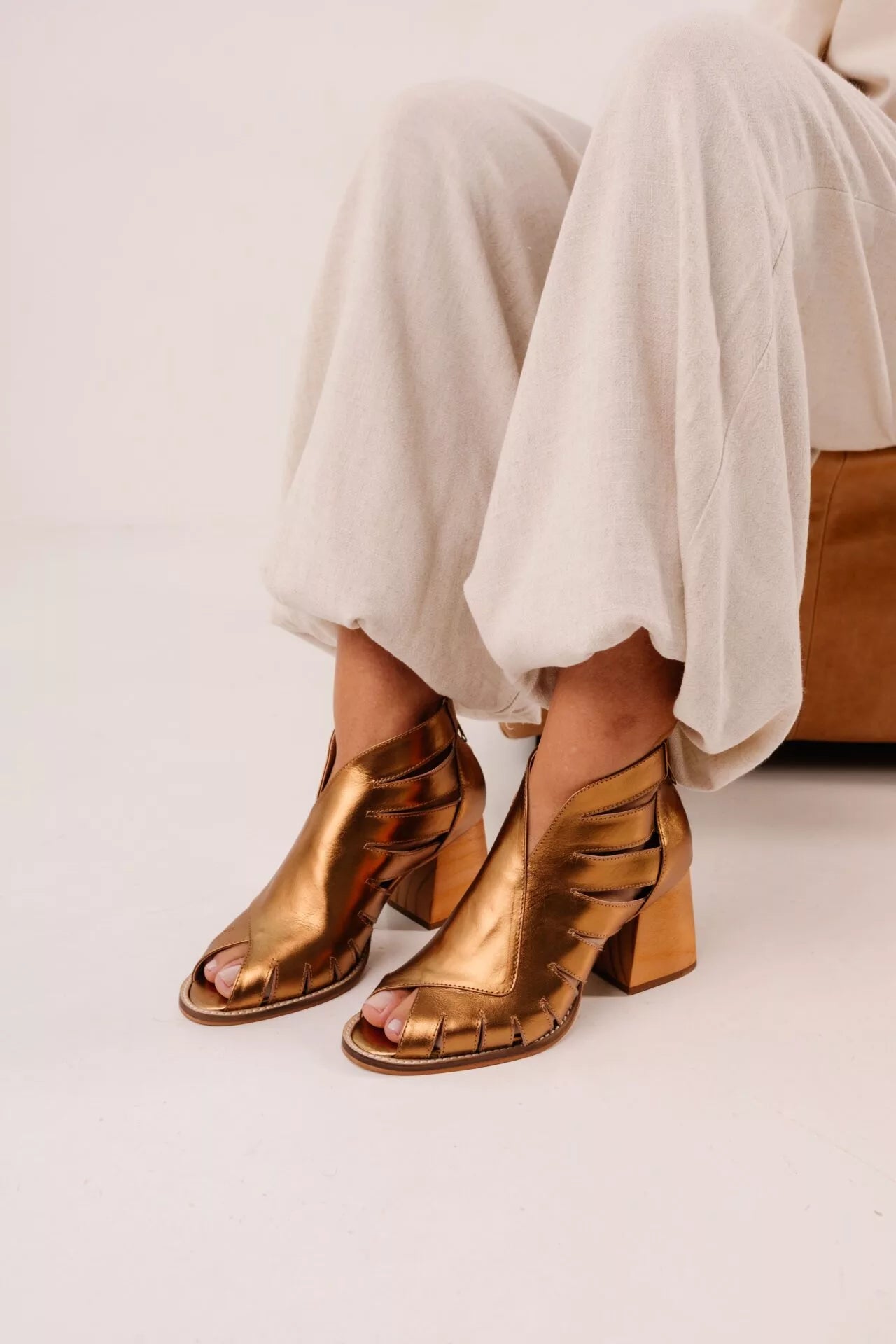 Sandália Salto Feminino em Couro Ambre