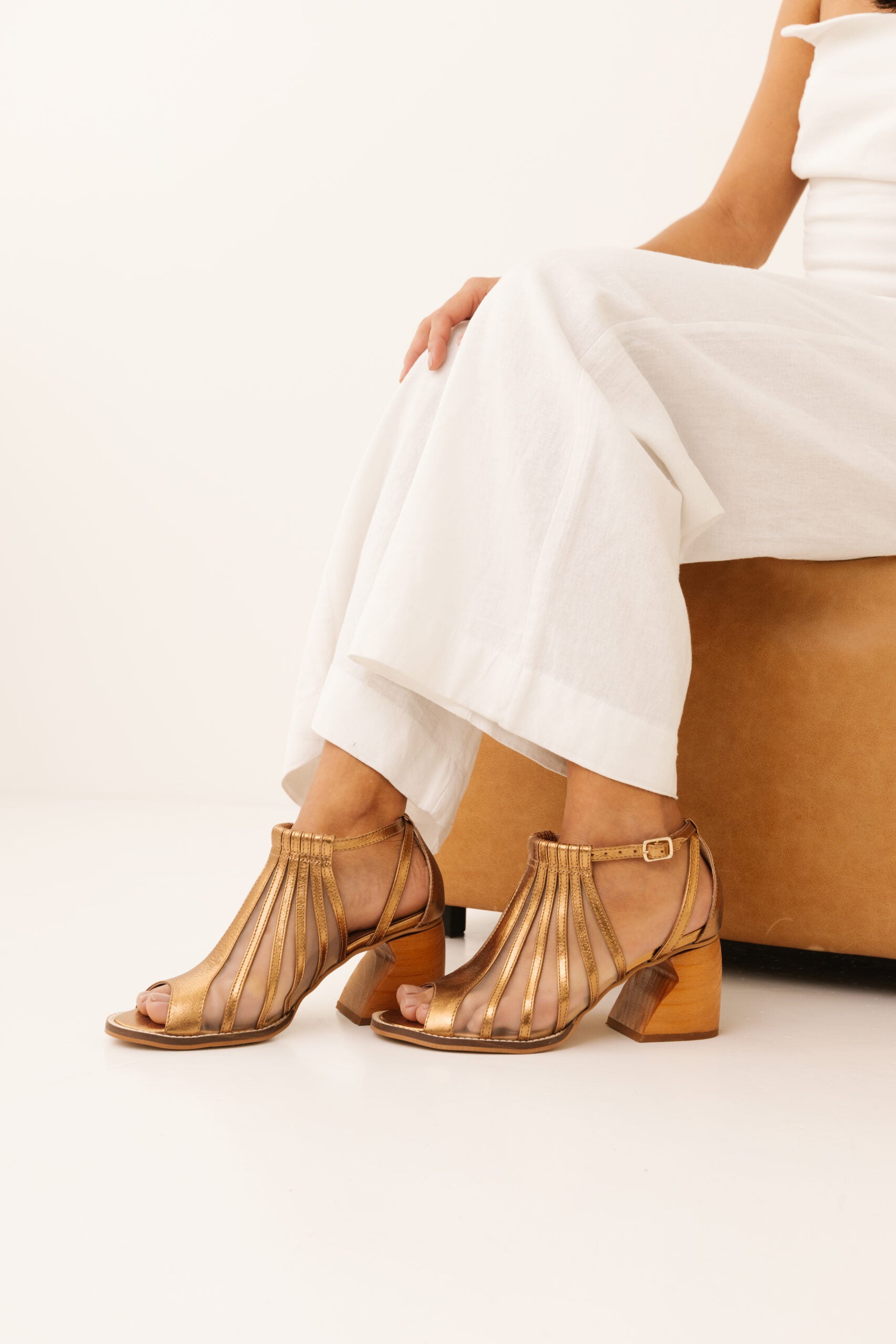 Sandália em Couro e Tela Zavesa