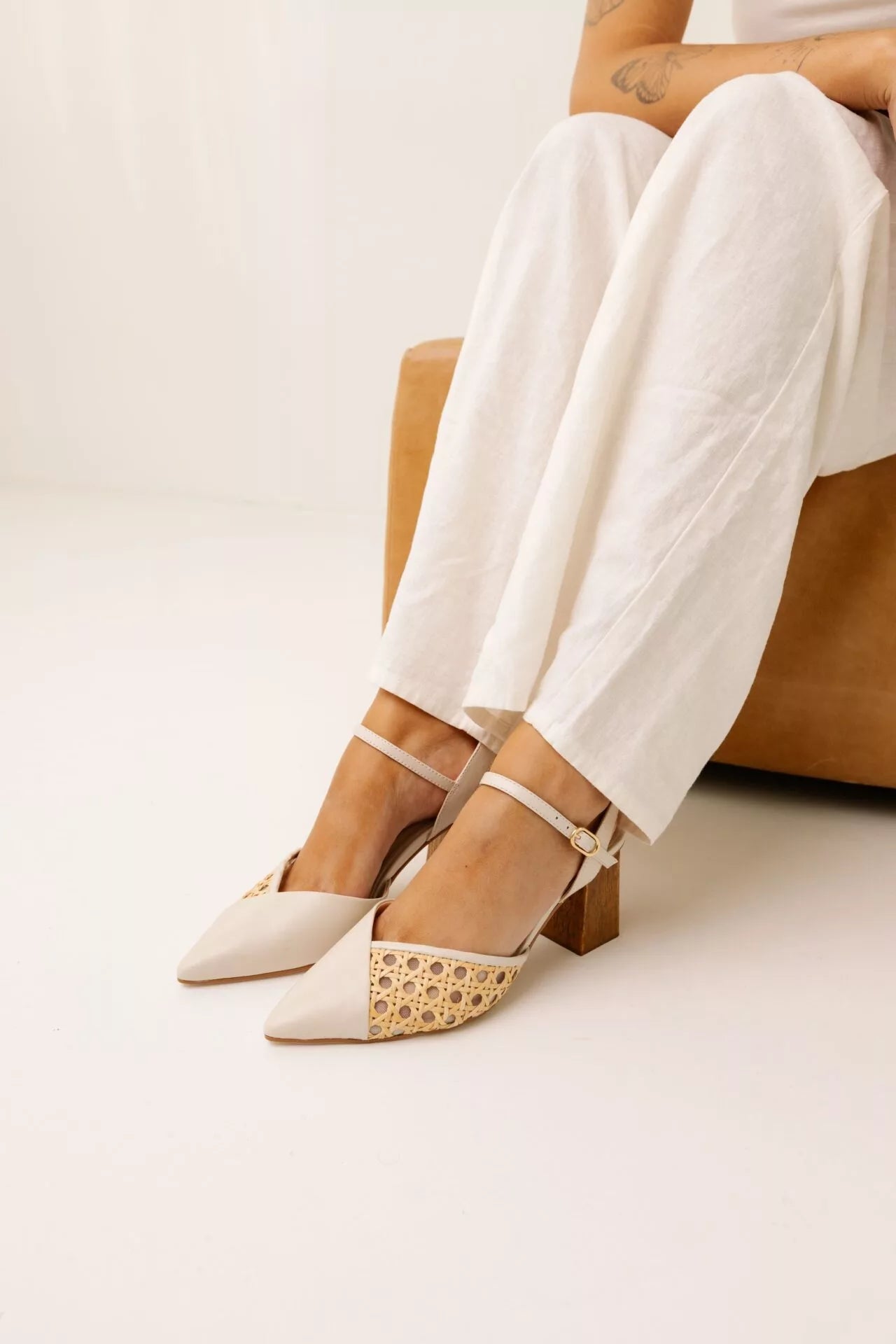 Sapato Feminino em Couro e Tela Vime