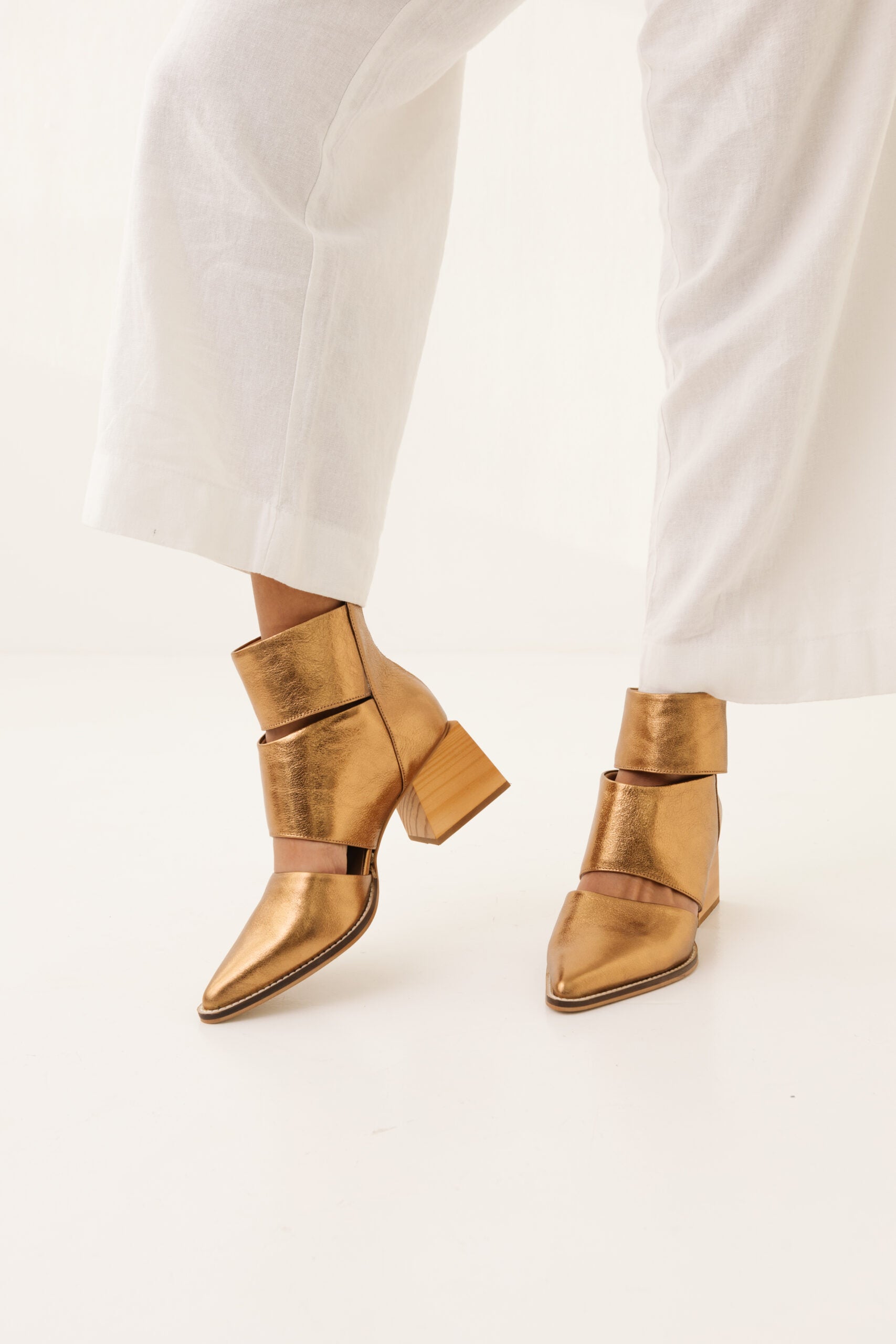 Bota Feminina em Couro Frísia