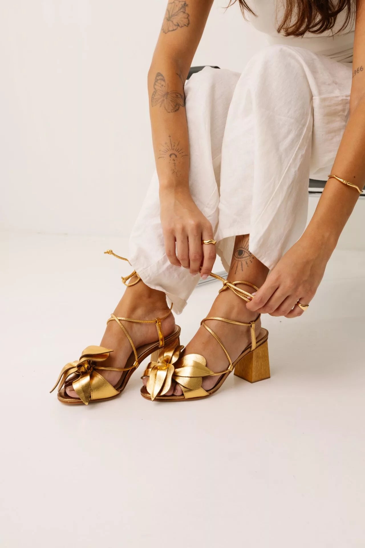 Sandália Com Flor Luna Salto Alto