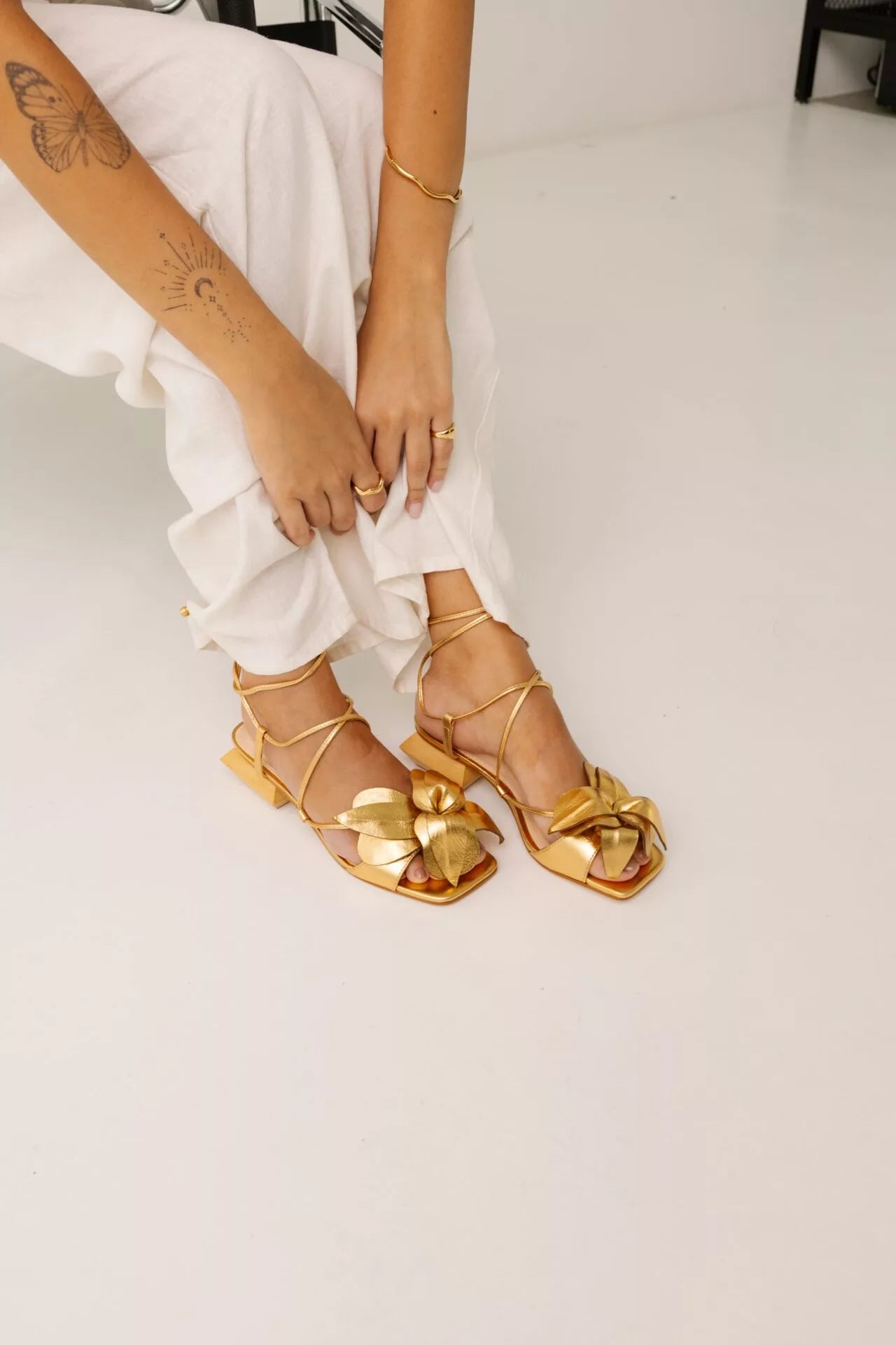 Sandália Com Flor Luna Salto Baixo